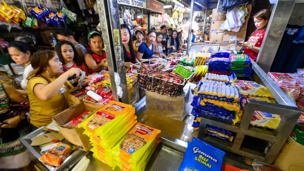 image of shoppers budget: markets and retailers respond