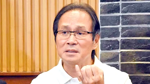 image of businessman atong ang mga hakbang ng pamahalaan sa pagberipika ng impormasyon
