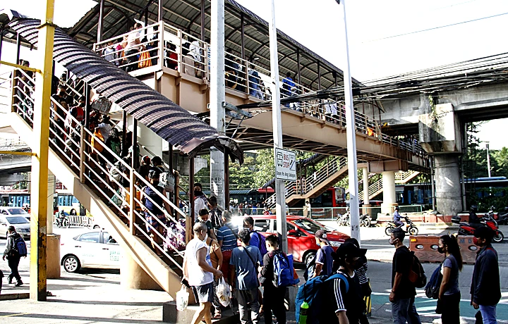 image of edsa kamuning impact on commuters and pedestrians
