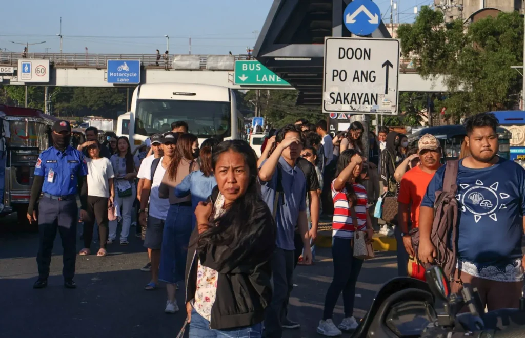 image of commuters napilitang maghintay ng mas matagal