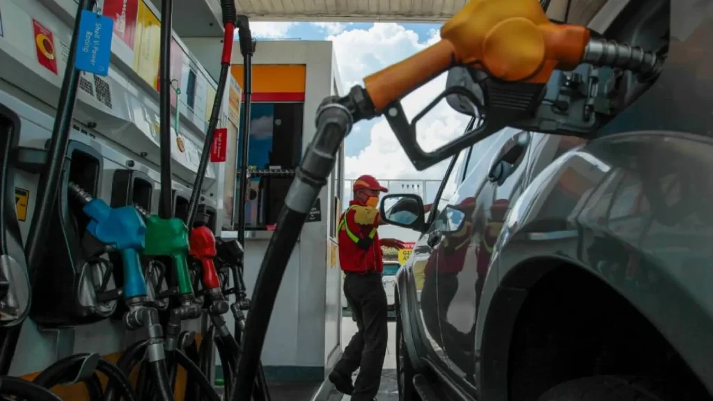 image of oil companies mas malaking bawas presyo ng langis