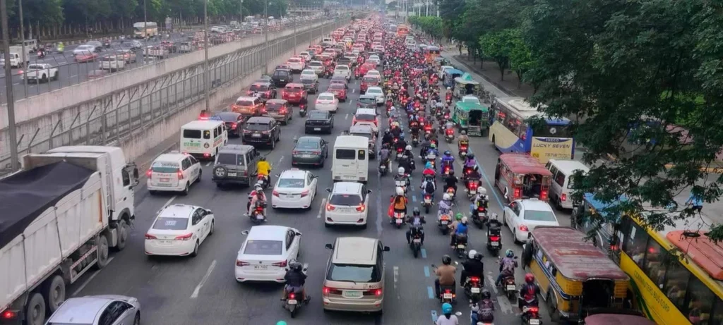image of commuters: mabagal na daloy ng trapiko