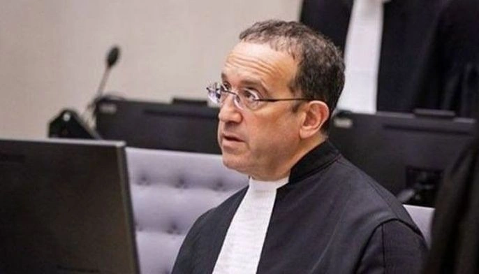 image of nicholas kaufman, pormal na umatras
